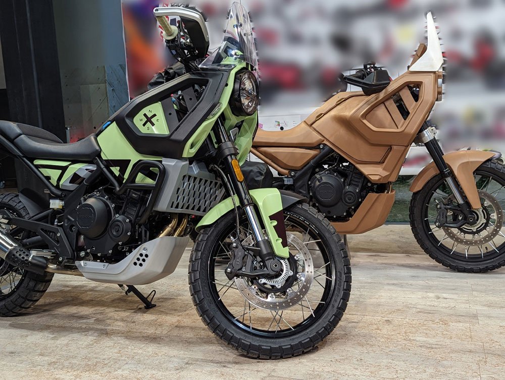 The showbike next to the clay model. Note the revised side crash bar.
